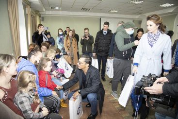 Всегда рядом с Донбассом - Владимир Гутенев передал беженцам из ЛДНР 40 тонн помощи